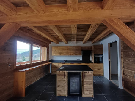 CUISINE EN VIEUX BOIS BRULE SOLEIL ET PLAN DE TRAVAIL EN COMPACT ROCH NOIR