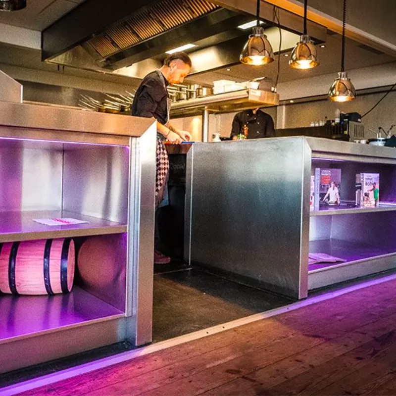 Professionele-maatwerk-keuken-beachclub-wantveld.webp