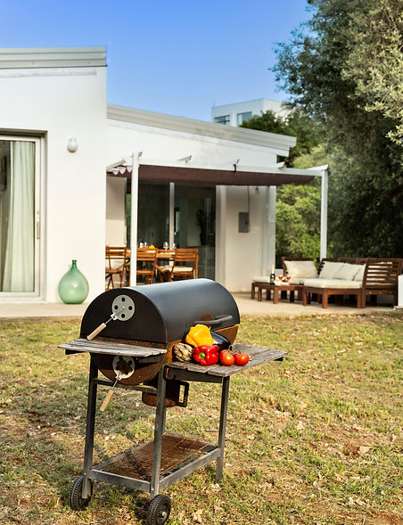 the barbecue behinf the villa