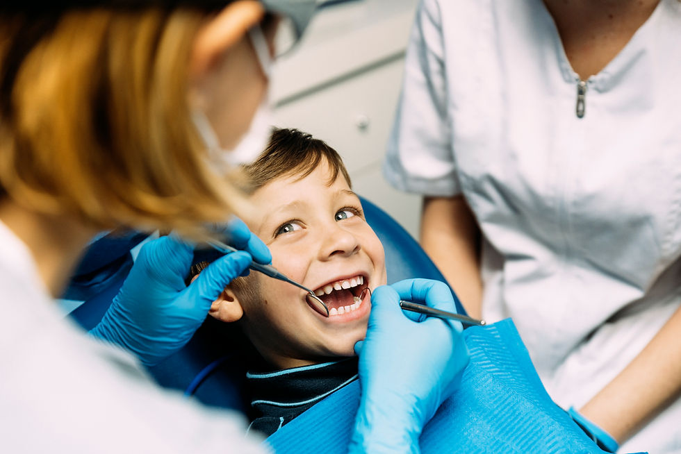 dentista-operando-um-menino-alegre-na-clinica-medica.jpg