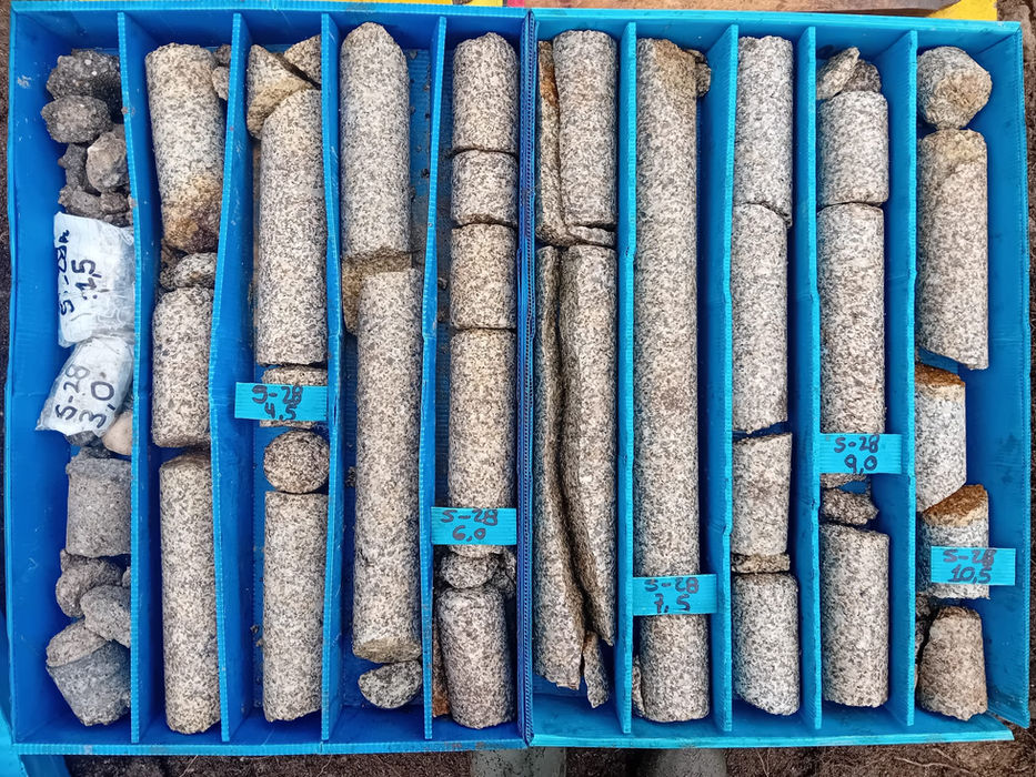 Amostras de solo em caixa de testemunhos azul