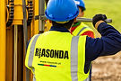 Técnico da Riasonda instalando estruturas para painéis solares.