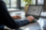 Ambiente de trabajo dinámico y tecnológico en DevOp, enfocado en innovación y eficiencia.