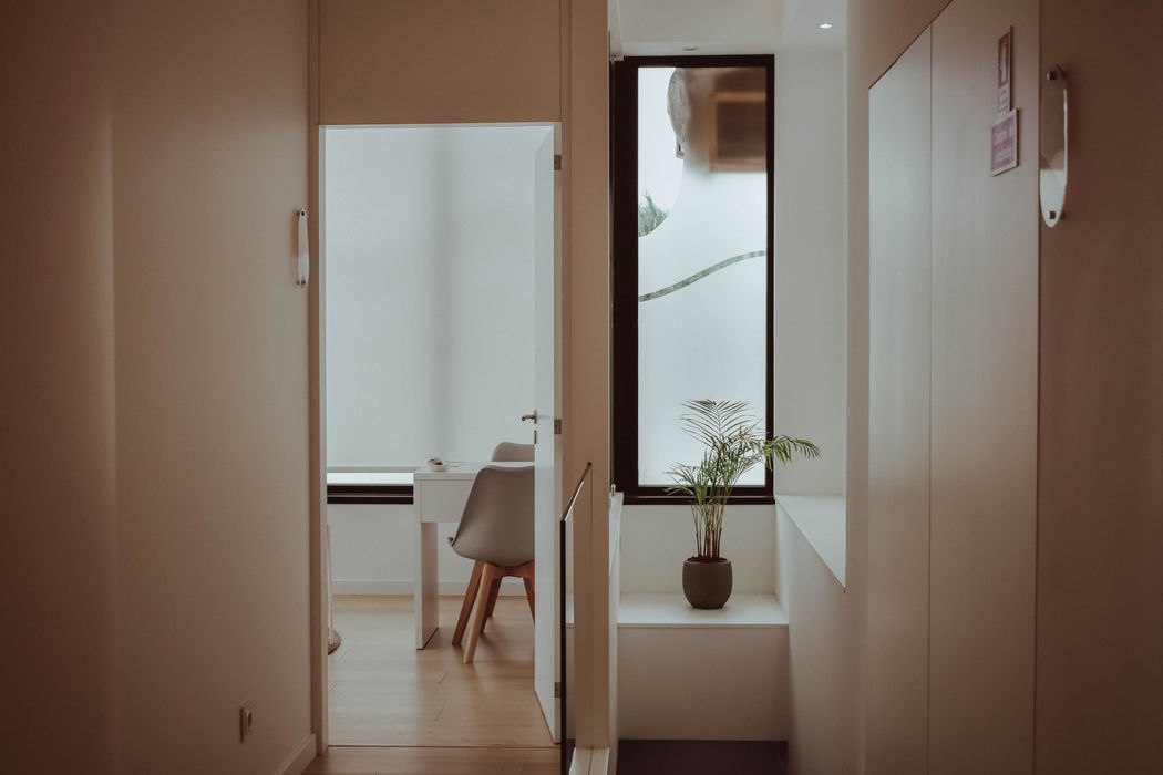 Escritório moderno com janela e planta