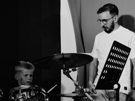 Volle Konzentration im Schlagzeugunterricht bei Time to Groove - professionell angeleitet. 