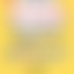 一位精神科醫生正在嚴肅地審閱法律文件,背景是模糊的法庭景象,象徵著病人保密原則與保護責任之間的複雜權衡。