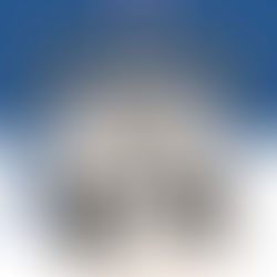 一張圖片顯示一個人正因壓力和焦慮而感到不適,背景模糊地出現一位精神科醫生,傳達身體發出求救訊號時應尋求專業協助的訊息。