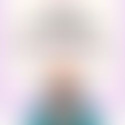 一位精神科醫生正溫和地與患者交流,背景是明亮溫馨的康復中心,象徵情緒病患者透過專業治療與社會支持,重拾希望與健康。