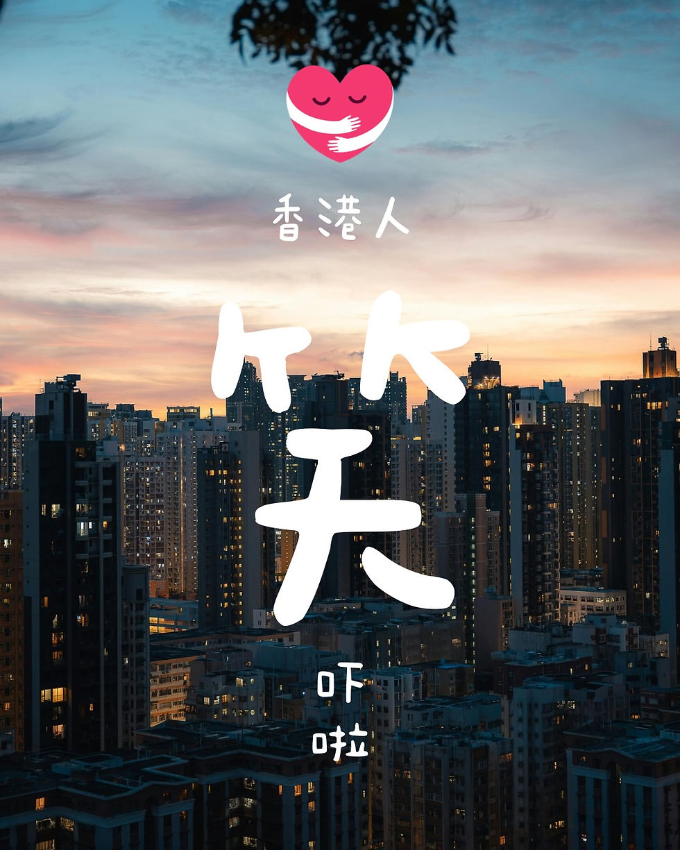 一位精神科醫生在診所中,溫和地鼓勵患者微笑,並解釋微笑如何透過活化大腦來改善情緒和促進社交連結。