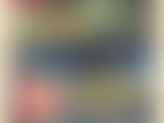 一位正在冥想的人，背景是模糊的都市風景。圖片旨在表現專注當下的平靜感。適合搭配精神科醫生關於克服錯失恐懼症的文章。