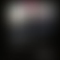 一位精神科醫生正在靜心聆聽患者分享內心的疲憊與對平靜的渴望，引導他們學會活在當下，尋找心靈安寧。