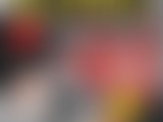 一位嚴肅的精神科醫生正在研究關於新興毒品的資料,背景是關於毒品危害的圖表,旨在提升公眾對毒品成癮的認知。