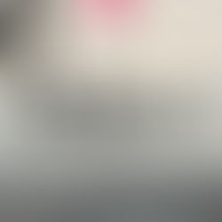 一位精神科醫生正在溫和地講解高敏感特質與內向之間的區別,幫助高敏感人士理解自我。