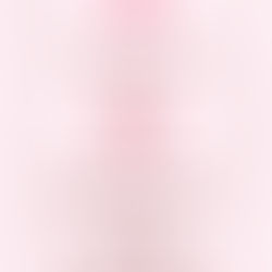 一位精神科醫生在溫馨的陽光下,雙手輕撫胸口,示範每天感謝自己的簡單動作,傳遞自我關懷與精神健康的重要性。