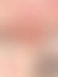 一位精神科醫生正在微笑地建議一位年輕人如何在農曆新年期間,以平靜的心態應對親戚的關心與提問,背景是溫馨的家庭聚會場景。