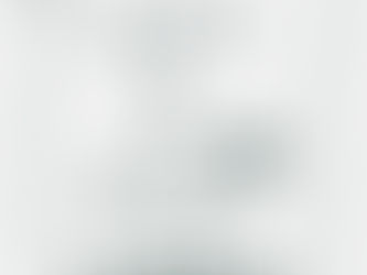 一位精神科醫生建議,當感到疲憊時,不妨像圖中人物一樣,在樹下靜靜躺下,享受一杯咖啡,讓身心得到充分休息,這是維護心理健康的重要一環。