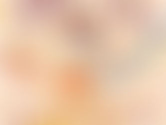 一位精神科醫生與一對正在討論孩子課外活動安排的香港家長交談,背景是孩子們在輕鬆玩耍,象徵著尋找學習與快樂的平衡。