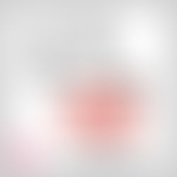 一位精神科醫生正在溫和地與患者溝通，背景是代表著複雜思緒的抽象圖案，象徵對妄想症狀的理解與治療。