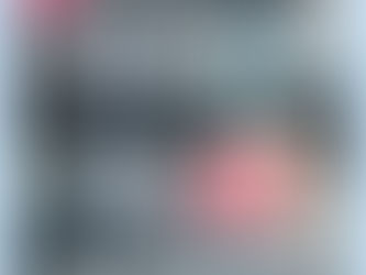 一位精神科醫生正在專注傾聽年輕人訴說內心困境,背景柔和,旨在傳達理解與支持,幫助他們了解並應對自殘行為。