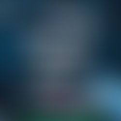 一位精神科醫生正在翻閱泛黃的醫療檔案，檔案上標註著「胰島素休克療法」，背景是舊式醫院的場景，象徵著已被淘汰的治療方式。