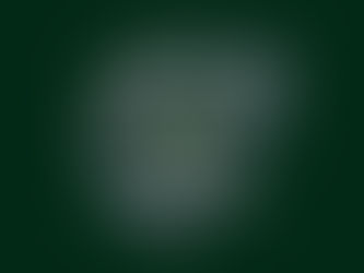 一名精神科醫生在寧靜的諮詢室中，輕聲指導一位準備告知親人壞消息的來訪者，展現專業與同理心。