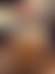 一位精神科醫生正在微笑地與一位面帶輕鬆的來訪者交流,背景是明亮舒適的諮詢室,象徵著積極的生活態度。