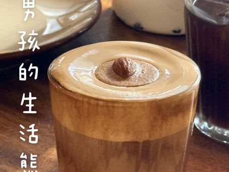 一位精神科醫生正在微笑地與一位面帶輕鬆的來訪者交流，背景是明亮舒適的諮詢室，象徵著積極的生活態度。