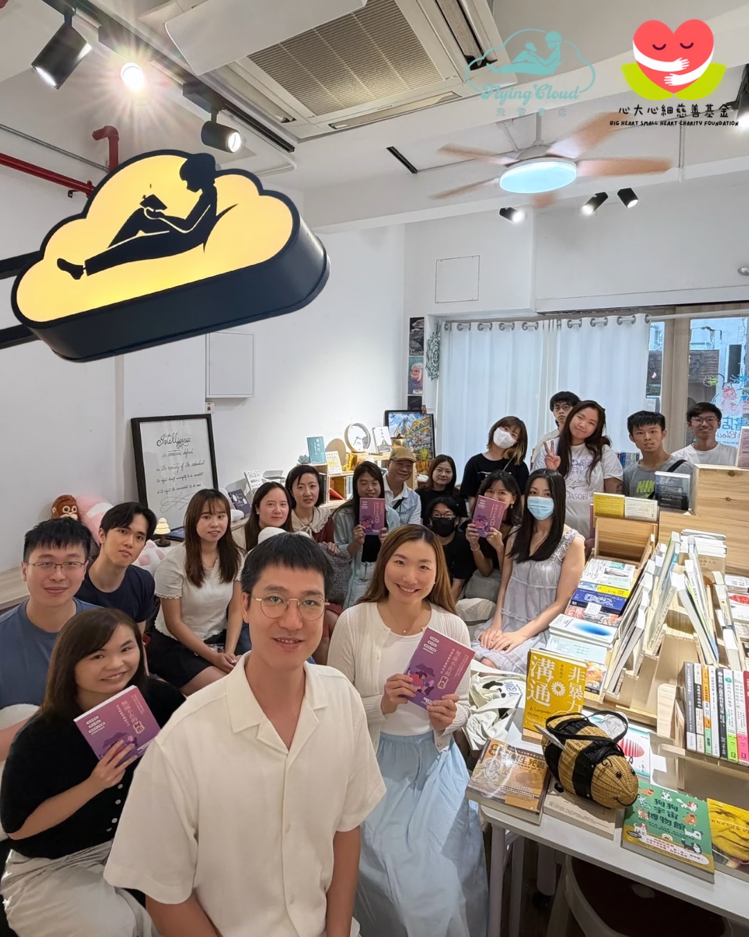 心大心細慈善基金創辦人精神科醫生黎智麟醫生與陸靜思醫生於飛雲書店舉辦《無處不在的阿焦》新書分享交流會，與店長Tony及讀者們合照留念。
