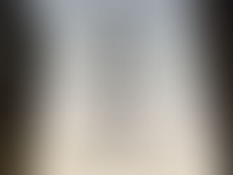 一位精神科醫生在診所中，溫和地向患者解釋慢性壓力如何影響身心健康，並提供有效應對策略。