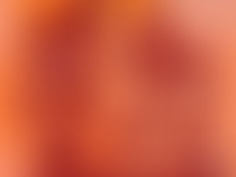 一位精神科醫生正在溫和地與一位面露疲憊的都市人交談,背景是繁忙的城市剪影,象徵著職業過勞的壓力,醫生正提供專業的心理支援。