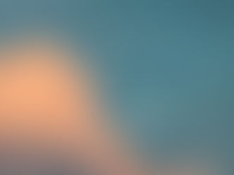 一位精神科醫生正溫和地引導一位因追求完美而心大心細的患者,學習如何做出選擇並維護心理健康。