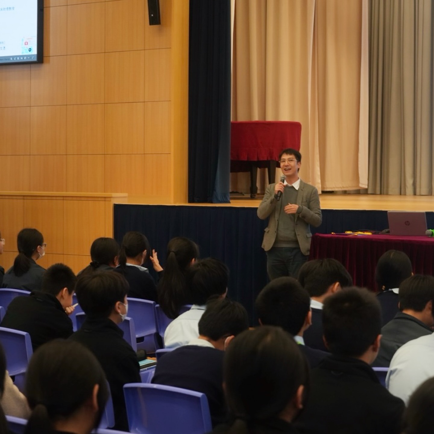 心大心細慈善基金的創辦人，精神科醫生黎智麟醫生及陸靜思醫生，在校園內與中一至中三的同學們進行互動，分享關於精神健康的重要資訊。