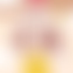 一位精神科醫生正在溫和地向患者解釋失眠的臨床定義,背景是寧靜的臥室,強調健康睡眠的重要性。