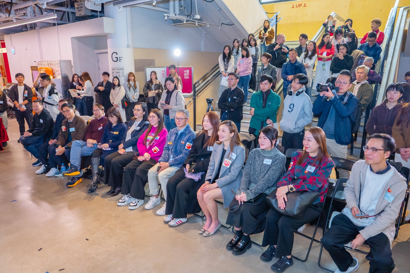 心大心細慈善基金的創辦人，精神科專科醫生黎智麟醫生與陸靜思醫生，於「共感．同行」保良局青少年精神健康計劃的「精神健康短片比賽」成果展上，與充滿熱誠的年輕參賽者交流並合影。此情景突顯了兩位創辦人對香港青 少年精神健康的深切關注與支持。