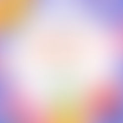 一張溫馨的插畫,描繪一個人正在向朋友傾訴心事,背景有精神科醫生正在提供專業建議的意象,象徵表達需要的重要性。