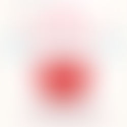 一張溫暖的圖片,一位精神科醫生正在耐心傾聽患者描述驚恐發作的感受,背景是舒緩的綠色植物,象徵希望與療癒。