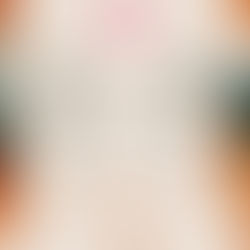 一位精神科醫生在溫馨的診間中，輕輕撫摸著一盆同時綻放兩種花朵的植物，象徵著心理健康中複雜情感的並存與和諧。