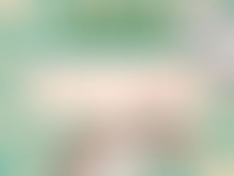 一位精神科醫生正在與一位成年ADHD患者進行諮詢,討論如何有效管理注意力不足過動症對人際關係和事業的影響,展現專業支持。
