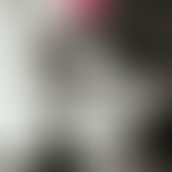 一位精神科醫生正在關切地與一位新手爸爸交談，背景是溫馨的家庭場景，象徵著對爸爸情緒健康的關注與支持。