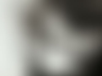 一位精神科醫生正在關切地與一位新手爸爸交談,背景是溫馨的家庭場景,象徵著對爸爸情緒健康的關注與支持。