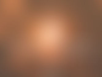 一位溫和的心理諮詢師或精神科醫生,正在專注聆聽患者描述因完美主義而產生的焦慮與壓力。