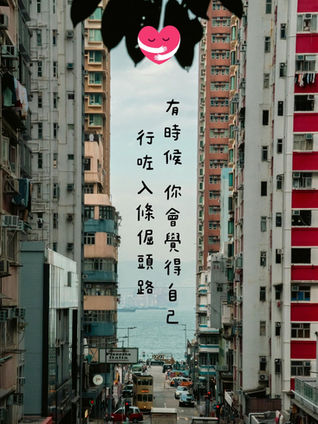 一位精神科醫生正在溫和地與一位年輕人交談，年輕人臉上流露出一絲困惑，背景是分岔路口，象徵人生抉擇與新方向。