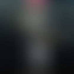 一位精神科醫生正在溫和地與患者交談,共同探索創傷的影響,並指引重建自我的方向。