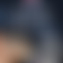一張清晰的醫療研究圖片,顯示一位精神科醫生與研究團隊正在討論中風納米鼻噴劑的治療潛力,背景是腦部掃描圖與藥物分子結構。