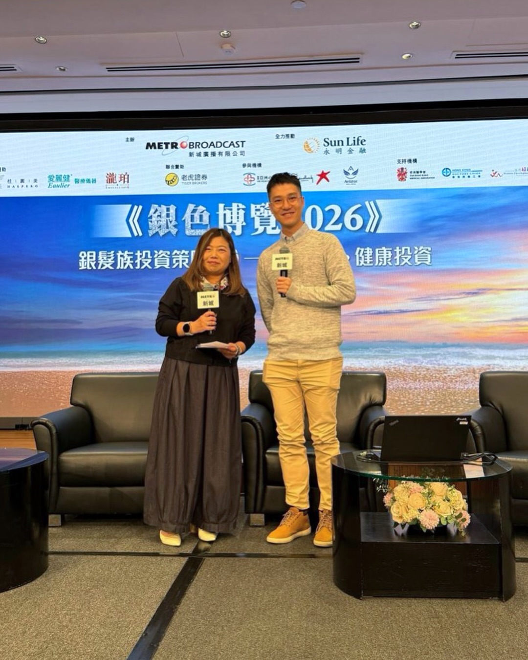 由精神科專科醫生黎智麟醫生與陸靜思醫生共同創立的「心大心細慈善基金」，獲邀參與「銀色博覽2026」。圖片展示基金會團隊在博覽會上，積極向公眾推廣長者精神健康資訊，提升大眾對老友記身心健康的關注，並鼓勵社區支援及家庭關懷。