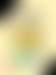一張溫暖的插畫,描繪著日出、中午和夜晚不同時段,象徵抑鬱症患者情緒在一天中的規律性變化,一位精神科醫生在旁溫柔地解釋這種現象。