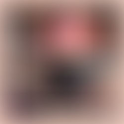 一杯熱咖啡的特寫,旁邊放著咖啡豆和筆記本,象徵咖啡能提神醒腦。適合搭配精神科醫生撰寫的咖啡因健康資訊文章。