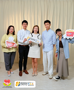 「心大心細慈善基金」的創辦人——精神科醫生黎智麟醫生與陸靜思醫生，在與「賽馬會擁抱生命系列2.0 - 『心．動啟航』計劃」的合作中，探討「孤獨」這一精神健康議題。圖片展示了相關YouTube影片的宣傳信息，旨在提高公眾對孤獨感的認識與應對方法。