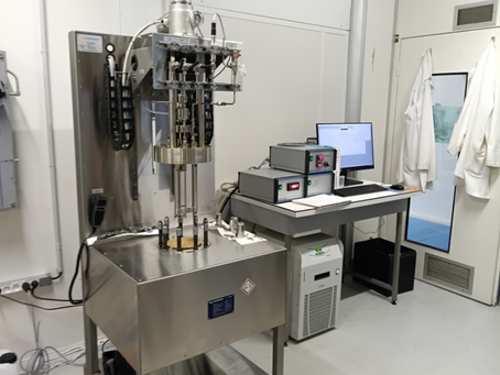 A loading device and an autoclave installed in a corrosion laboratory.