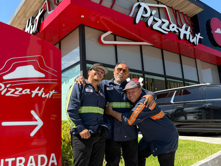 El techo rojo de Pizza Hut da la bienvenida a: Los Llanteros 503